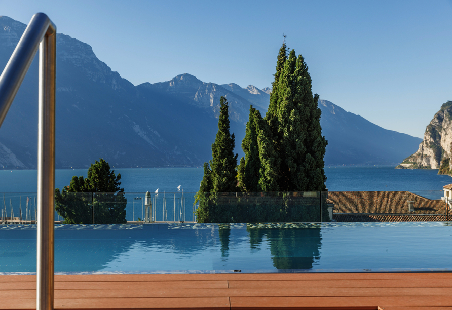 Der Sky Pool bietet erfrischende Momente mit einem beeindruckenden Blick auf die umliegende Bergwelt.