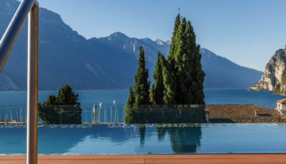 Der Sky Pool bietet erfrischende Momente mit einem beeindruckenden Blick auf die umliegende Bergwelt.