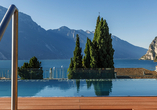 Der Sky Pool bietet erfrischende Momente mit einem beeindruckenden Blick auf die umliegende Bergwelt.
