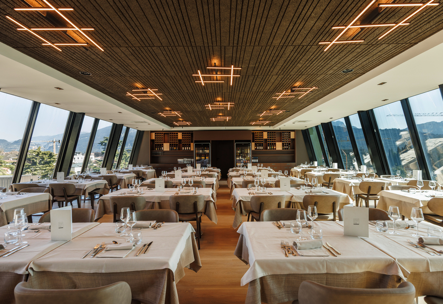 Im Restaurant genießen Sie kulinarische Köstlichkeiten und eine herrliche Panoramaaussicht auf den Gardasee und die Berge.