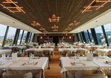 Im Restaurant genießen Sie kulinarische Köstlichkeiten und eine herrliche Panoramaaussicht auf den Gardasee und die Berge.