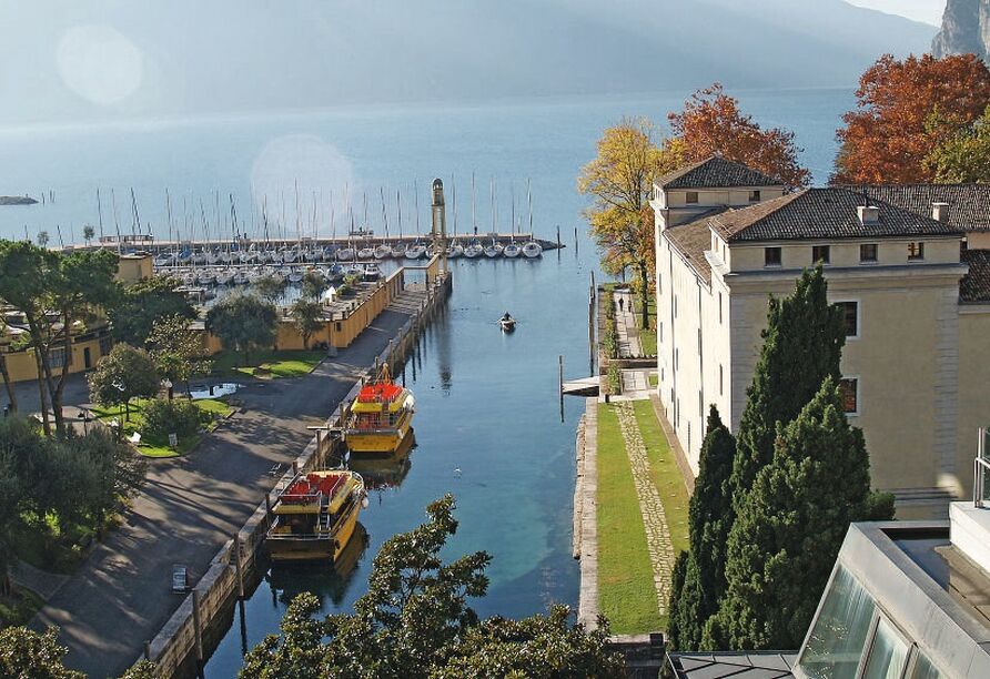 Der Gardasee lädt mit seinem glitzernden Wasser und der beeindruckenden Bergkulisse zu unvergesslichen Urlaubsmomenten ein.