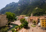 Riva del Garda begeistert mit seiner malerischen Lage zwischen dem tiefblauen Gardasee und den imposanten Bergen.