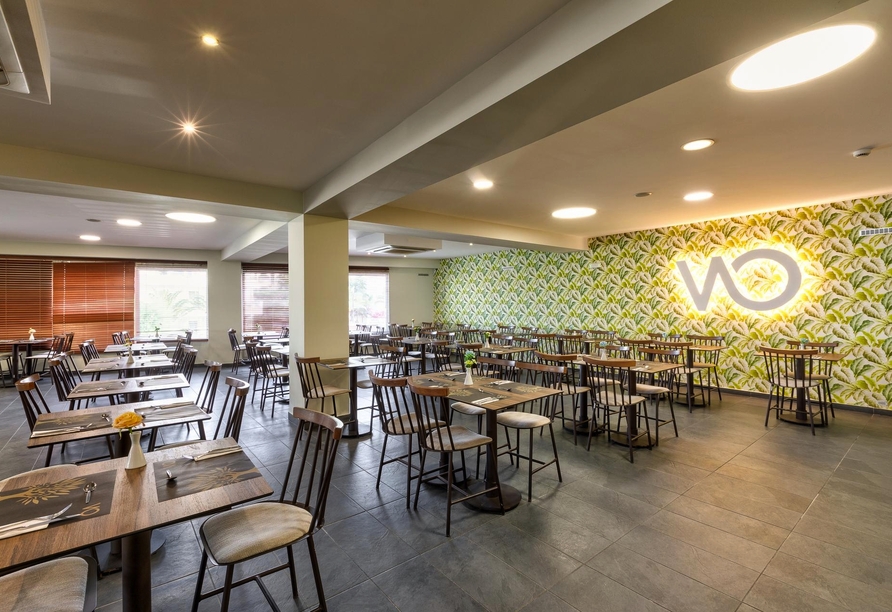 Das moderne Restaurant lädt zu entspannten Mahlzeiten in stilvollem Ambiente ein.