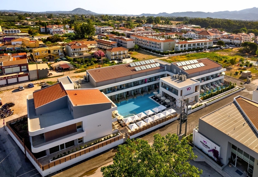 Die Luftaufnahme zeigt die moderne Hotelanlage und ihre Umgebung in Laganas.