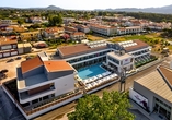 Die Luftaufnahme zeigt die moderne Hotelanlage und ihre Umgebung in Laganas.