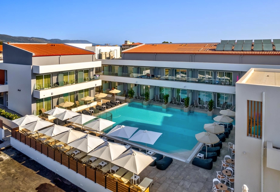 Machen Sie es sich am Pool bequem und genießen Sie die Sonne von Zakynthos.