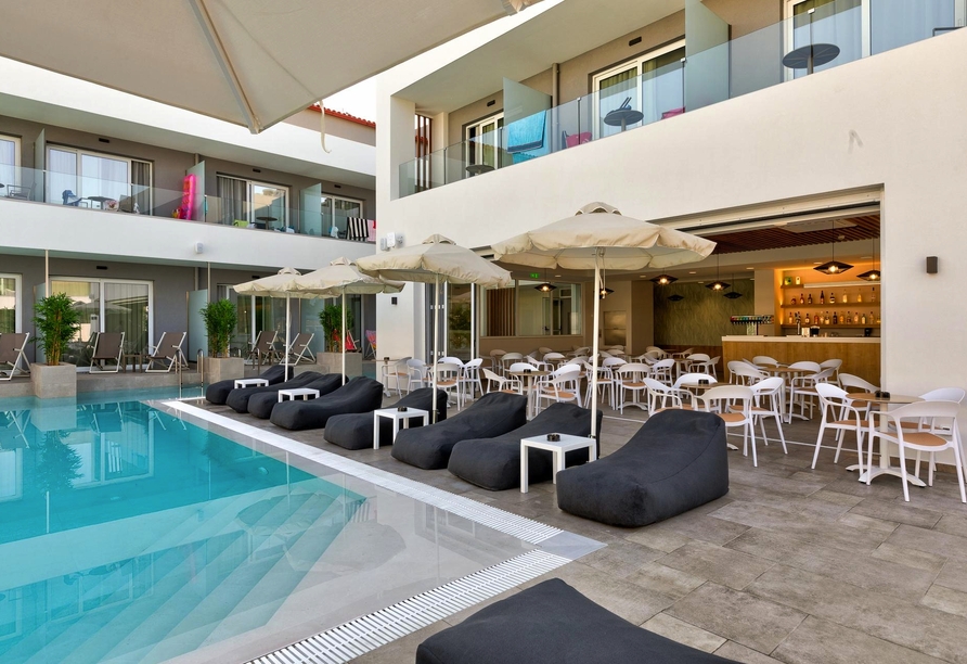 Die Poolbar mit gemütlichen Sitzplätzen befindet sich direkt am Außenpool.