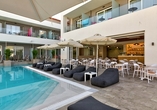 Die Poolbar mit gemütlichen Sitzplätzen befindet sich direkt am Außenpool.