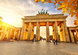 Das Brandenburger Tor zählt zu den bekanntesten Wahrzeichen der Hauptstadt.