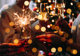 Bei der inkludierten Weihnachtsfeier genießen Sie einige winterliche Leckereien.
