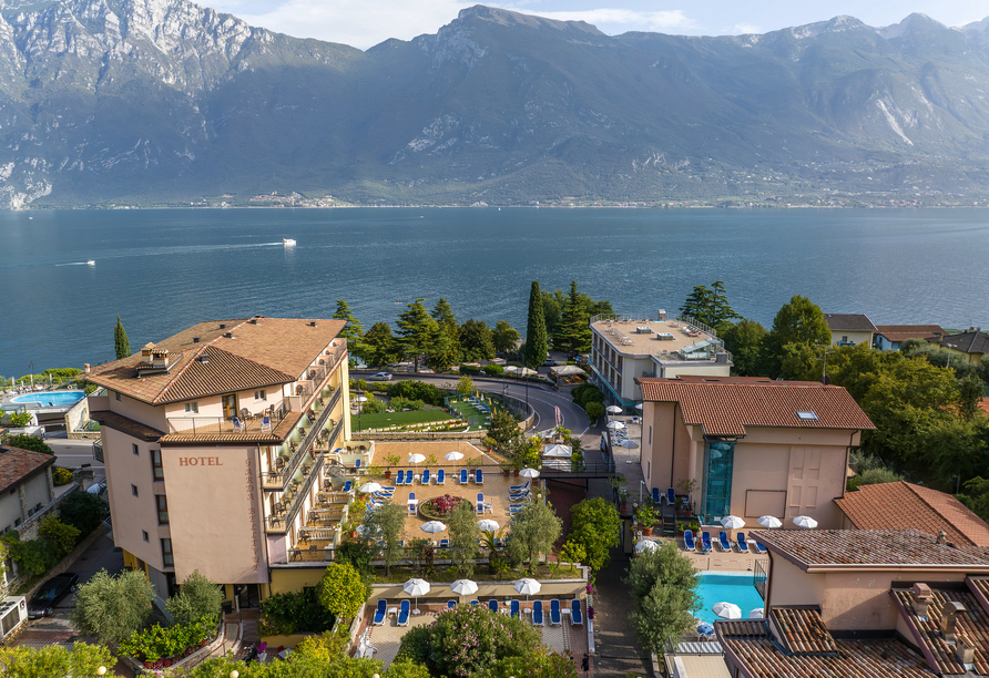 Die traumhafte Lage des Hotels eröffnet herrliche Ausblicke auf den Gardasee und die imposante Berglandschaft rund um Limone sul Garda.