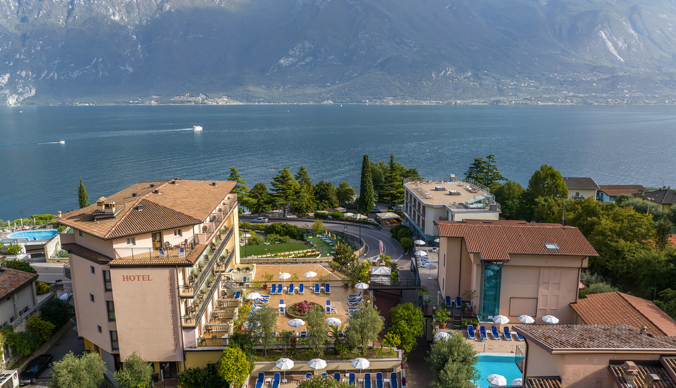 Die traumhafte Lage des Hotels eröffnet herrliche Ausblicke auf den Gardasee und die imposante Berglandschaft rund um Limone sul Garda.