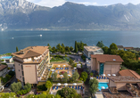Die traumhafte Lage des Hotels eröffnet herrliche Ausblicke auf den Gardasee und die imposante Berglandschaft rund um Limone sul Garda.
