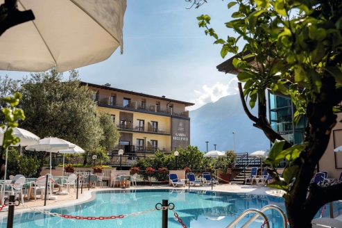 Das Hotel Garda Bellevue empfängt Sie in traumhafter Lage mit einem herrlichen Blick auf den Gardasee und die umliegende Bergwelt.