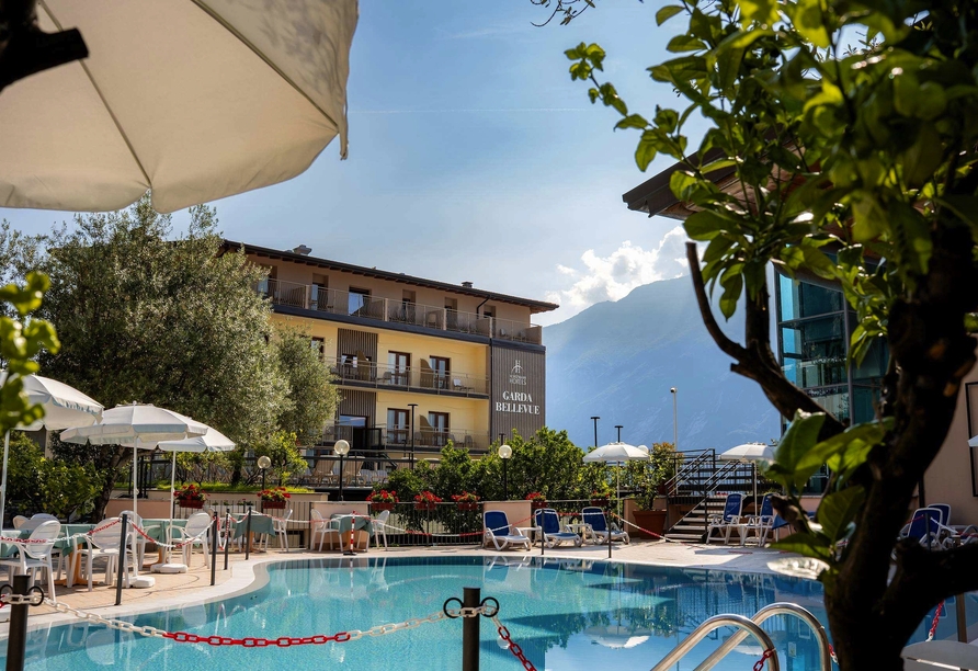 Das Hotel Garda Bellevue empfängt Sie in traumhafter Lage mit einem herrlichen Blick auf den Gardasee und die umliegende Bergwelt.