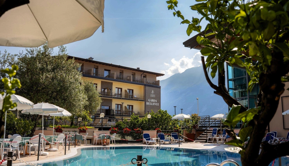 Das Hotel Garda Bellevue empfängt Sie in traumhafter Lage mit einem herrlichen Blick auf den Gardasee und die umliegende Bergwelt.