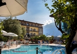 Das Hotel Garda Bellevue empfängt Sie in traumhafter Lage mit einem herrlichen Blick auf den Gardasee und die umliegende Bergwelt.