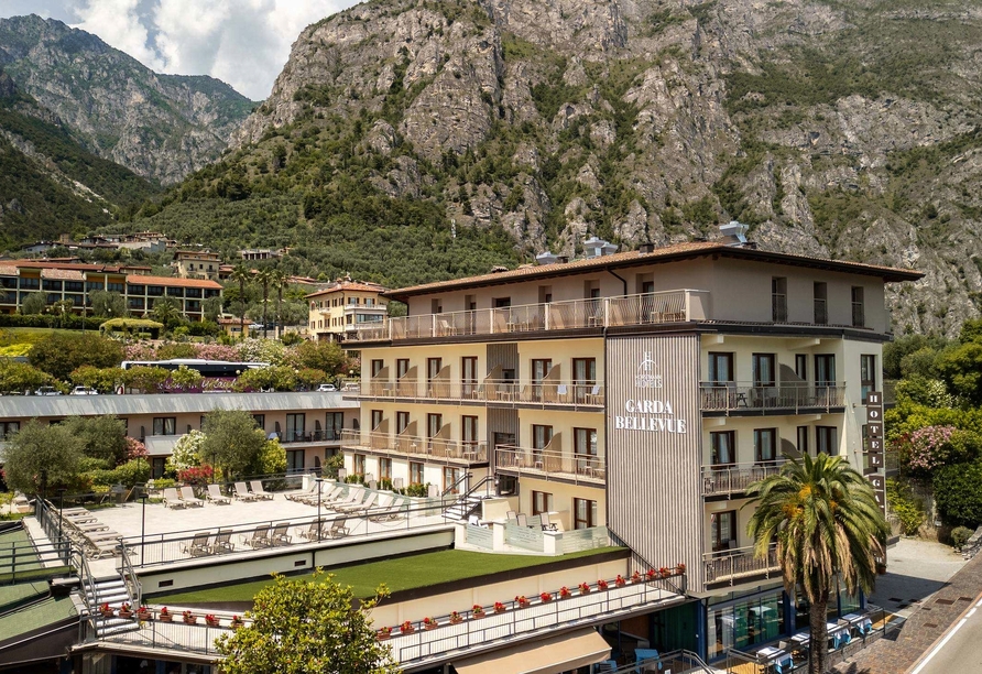 Umgeben von imposanten Bergen bietet das Hotel eine beeindruckende Kulisse für erholsame Urlaubstage am Gardasee.