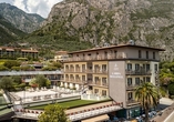 Umgeben von imposanten Bergen bietet das Hotel eine beeindruckende Kulisse für erholsame Urlaubstage am Gardasee.
