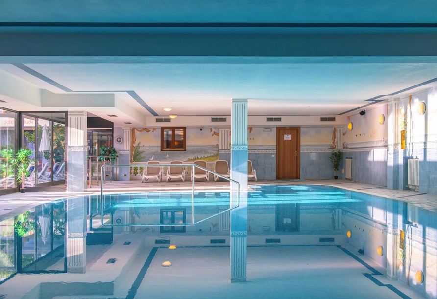 Das Hallenbad bietet auch bei wechselhaftem Wetter angenehme Möglichkeiten für entspannte Stunden im Wasser.