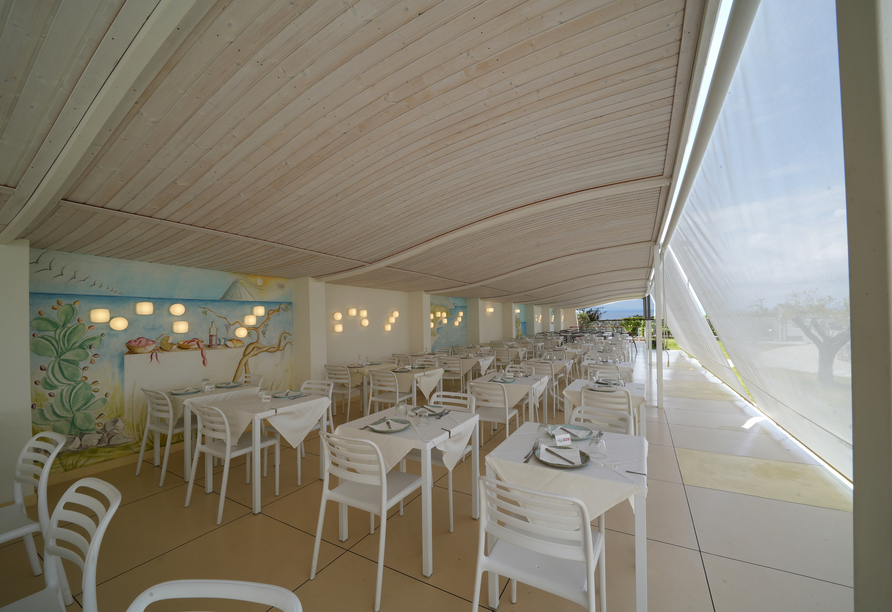 Das helle Restaurant empfängt Sie in einem stilvollen und freundlichen Ambiente.