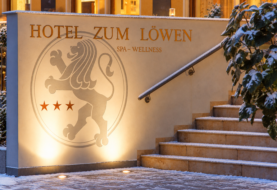 Das Logo des Hotels zum Löwen heißt Sie bereits im Eingangsbereich herzlich willkommen. | KI bearbeitet