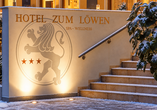 Das Logo des Hotels zum Löwen heißt Sie bereits im Eingangsbereich herzlich willkommen. | KI bearbeitet