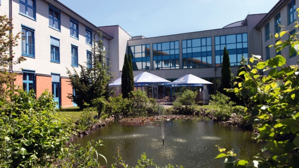 Das Hotel präsentiert sich idyllisch am hauseigenen Teich und fügt sich harmonisch in die grüne Umgebung ein.