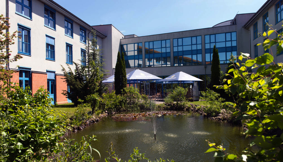Das Hotel präsentiert sich idyllisch am hauseigenen Teich und fügt sich harmonisch in die grüne Umgebung ein.
