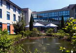 Das Hotel präsentiert sich idyllisch am hauseigenen Teich und fügt sich harmonisch in die grüne Umgebung ein.