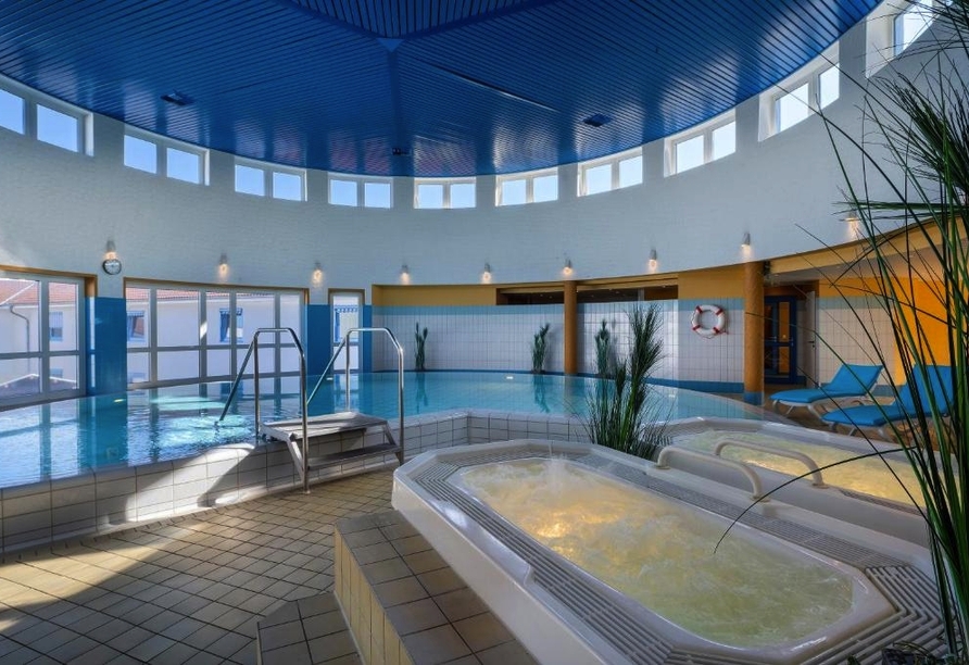 Der Wellnessbereich mit Hallenbad lädt zu entspannten Stunden im warmen Wasser ein.