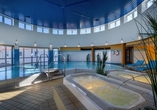 Der Wellnessbereich mit Hallenbad lädt zu entspannten Stunden im warmen Wasser ein.