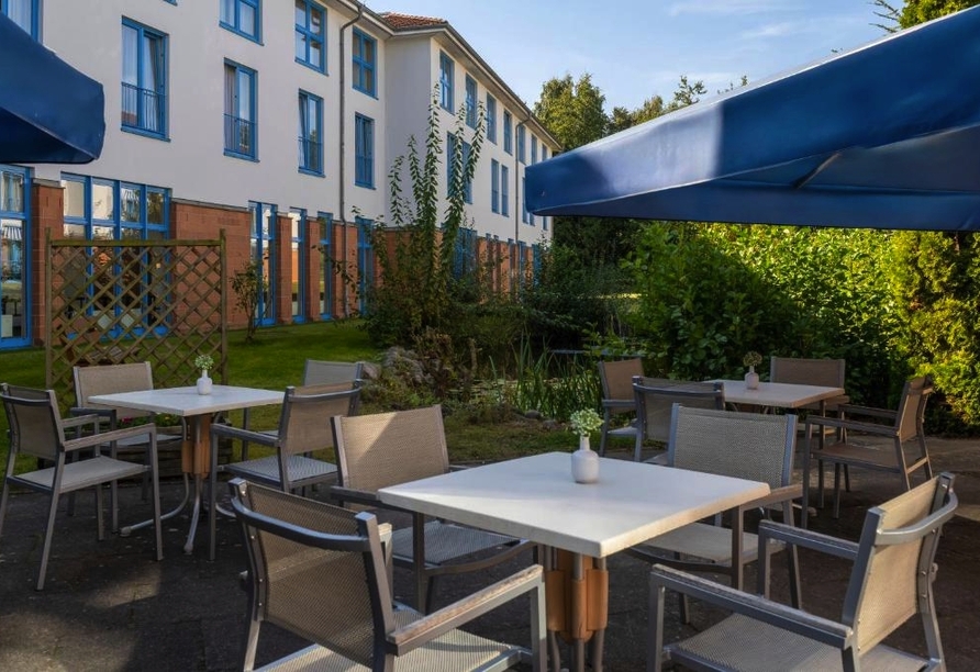 Die Außenterrasse lädt bei schönem Wetter zu entspannten Stunden im Freien ein.