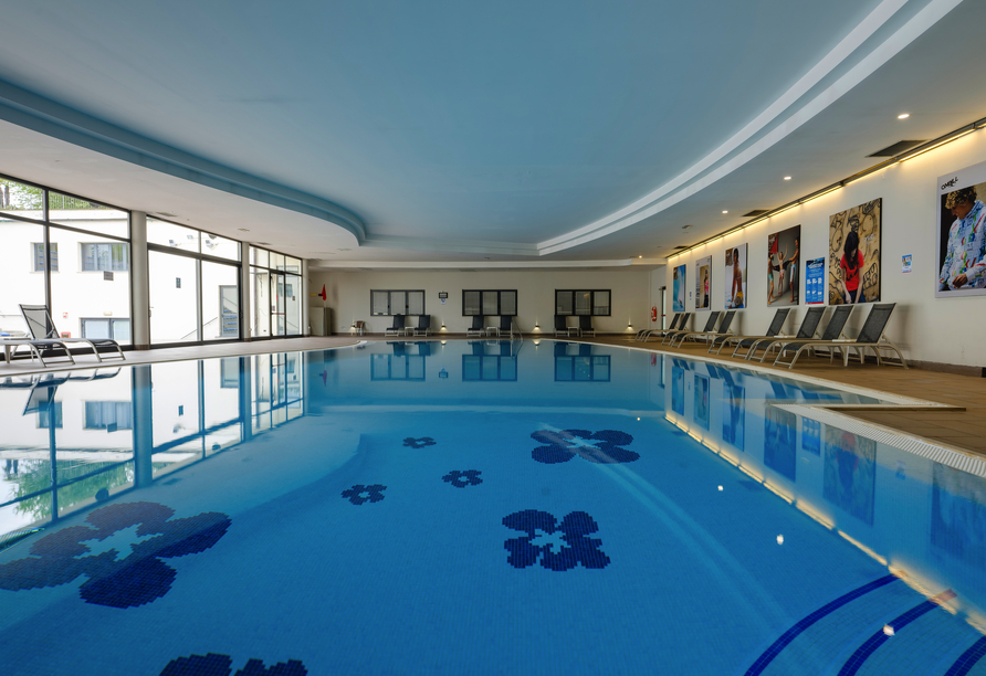 Das Hallenbad lädt bei angenehmen Temperaturen zu entspannten Stunden im Wasser ein.