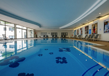 Das Hallenbad lädt bei angenehmen Temperaturen zu entspannten Stunden im Wasser ein.