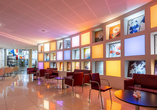 Die Hotelbar bietet den passenden Rahmen für einen gemütlichen Drink und einen entspannten Tagesausklang.