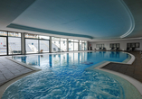 Wohltuende Badefreuden im Hallenbad sorgen für erholsame Momente zu jeder Jahreszeit.