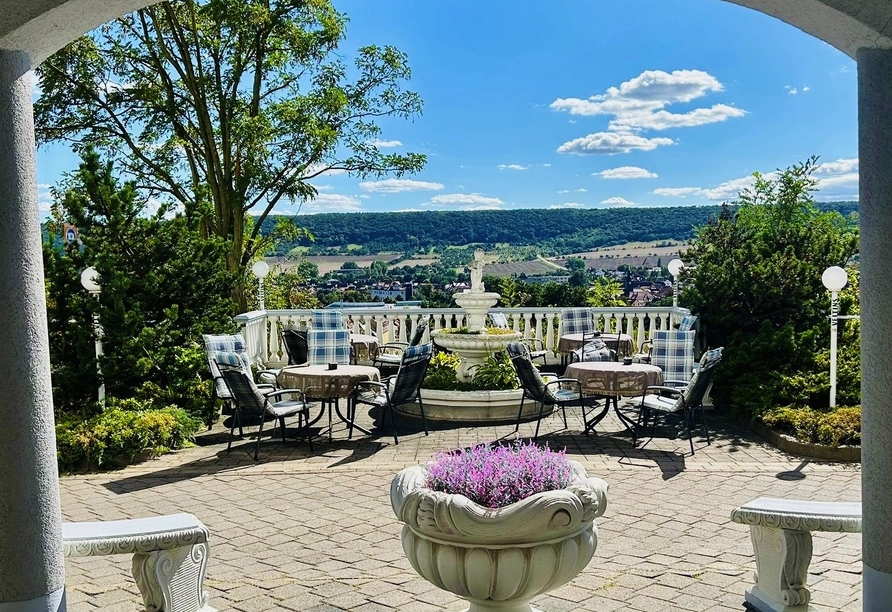 Gerade bei sonnigem Wetter lädt die Terrasse zum Verweilen ein.