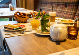 Ein liebevoll gedeckter Frühstückstisch macht Lust auf einen genussvollen Start in den Urlaubstag.