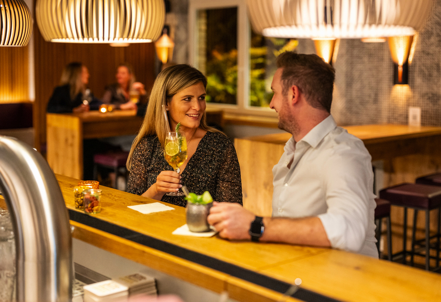 Die gemütliche Hotelbar bietet den passenden Rahmen, um gemeinsam auf das neue Jahr anzustoßen.