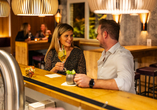 Die gemütliche Hotelbar bietet den passenden Rahmen, um gemeinsam auf das neue Jahr anzustoßen.
