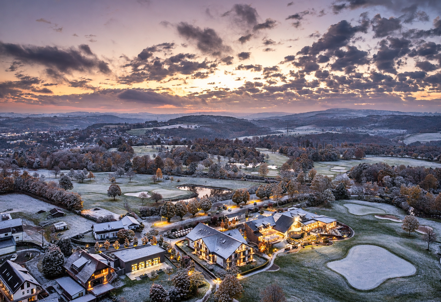 Die weitläufige Hotelanlage präsentiert sich aus der Vogelperspektive inmitten der idyllischen Landschaft des Bergischen Landes.