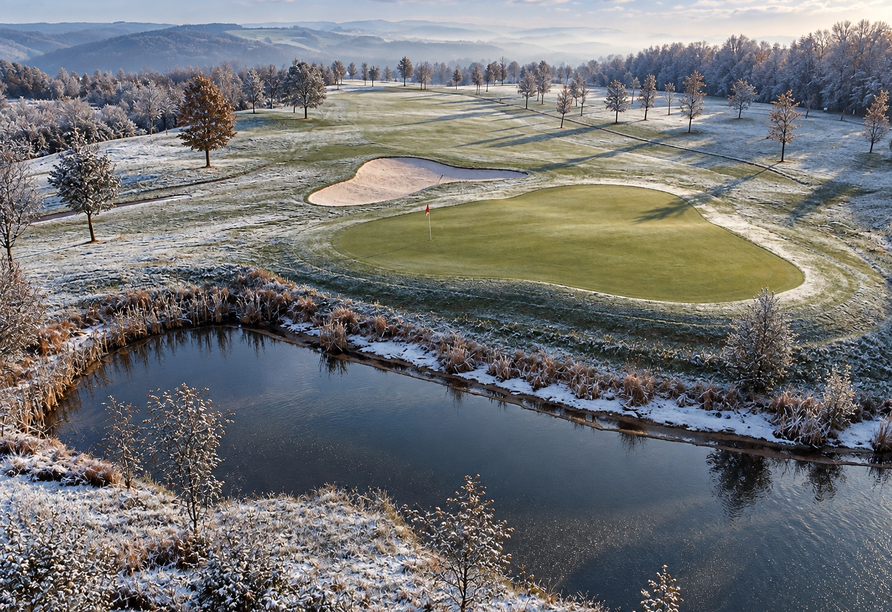 Der verschneite Golfplatz verwandelt die weitläufige Anlage im Winter in eine zauberhafte Landschaft.