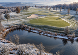 Der verschneite Golfplatz verwandelt die weitläufige Anlage im Winter in eine zauberhafte Landschaft.