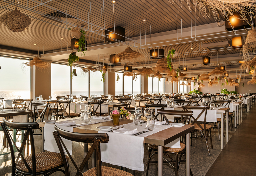 Freuen Sie sich auf genussvolle Stunden im Restaurant des Axis Ofir Beach Resort Hotel.