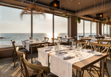Große Fensterfronten eröffnen vom Restaurant einen herrlichen Blick auf das Meer.
