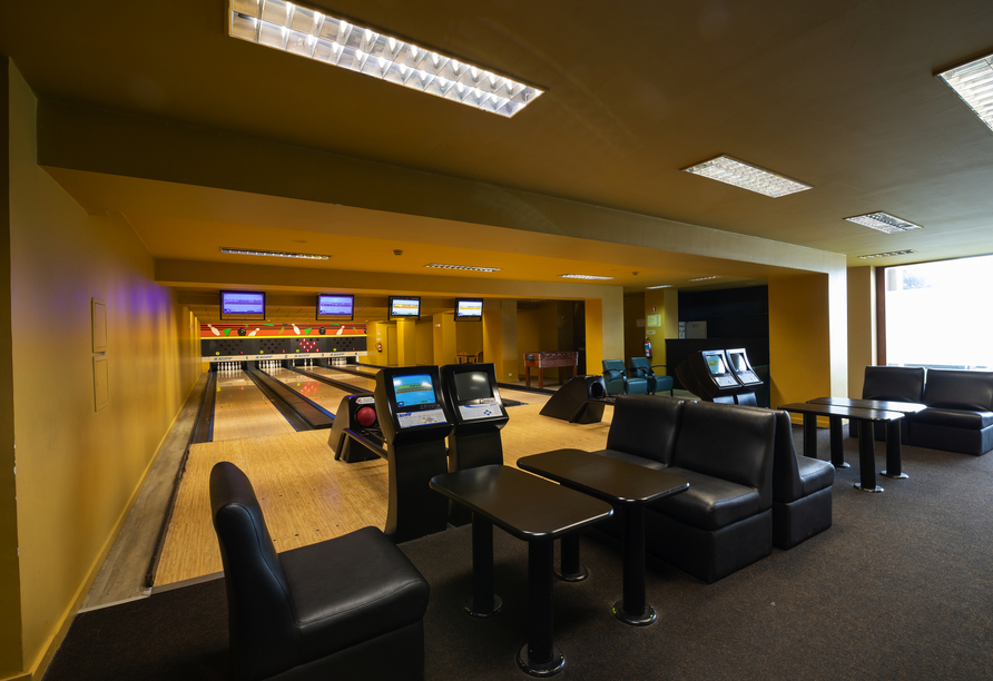 Die Bowlingbahn sorgt für sportliche Abwechslung während des Hotelaufenthalts.