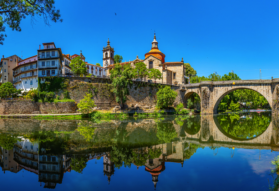 Entdecken Sie Amarante mit der historischen Ponte de São Gonçalo am Fluss Tâmega.