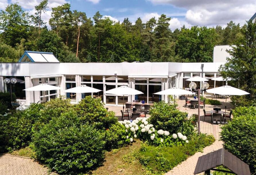 Umgeben von viel Grün fügt sich das Heidehotel harmonisch in die naturnahe Umgebung von Bad Bevensen ein.